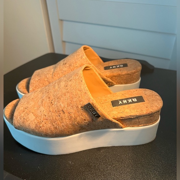 DKNY Cork Platform Slides Size 6 - Picture 4 of 7